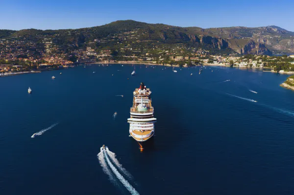 Frontansicht der Queen Victoria vor dem Hafen von Villefranche bei Nizza