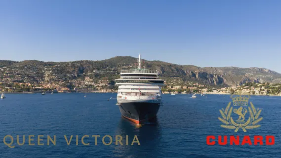 Sail Away mit Queen Victoria Frontansicht der Queen Victoria im Hafen von Villefranche bei Nizza. Links unten der Schiffsname in gold, rechts unten das Cunard Logo in gold und rot.