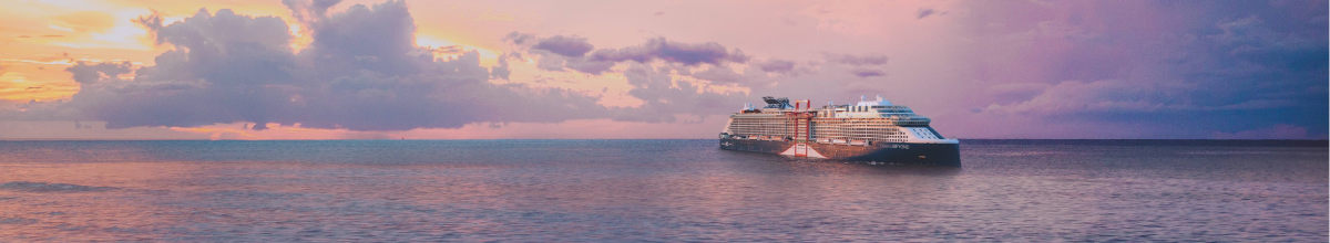 Das Schiff Celebrity Beyond der Reederei Celebrity Cruises fährt in einem sanften Sonnenuntergang durch die Karibik.