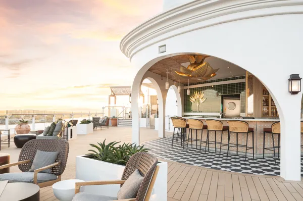 Freizeit auf Celebrity Beyond Die Sunset Bar auf Celebrity Beyond natürlich im Sonnenuntergang – hier können Sie an der Bar oder gemütlichen Sitzgruppen entspannen.