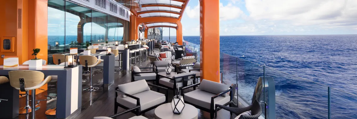 Celebrity Beyond Magic Carpet Magic Carpet ist eine freischwebende Plattform an der Außenseite des Schiffs, die je nach Deck unterschiedliche Funktionen aber immer einen Ausblick auf das Meer hat.