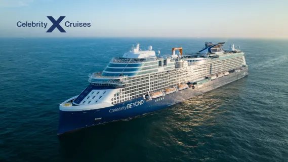 Das Schiff Celebrity Beyond der Reederei Celebrity Cruises fährt elegant über das offene Meer in der Karibik.