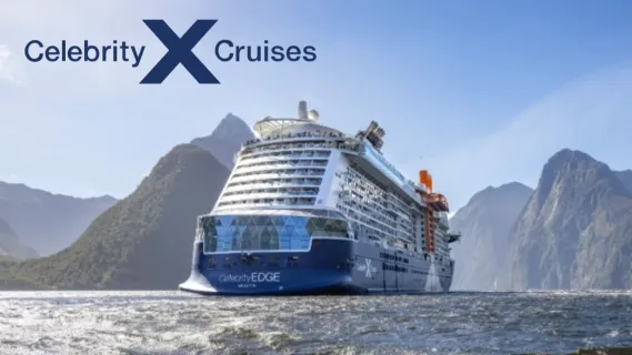 Das Schiff Celebrity Edge von Celebrity Cruises gleitet im tiefblauen Wasser. Oben links ist das Logo von Celebrity Cruises.