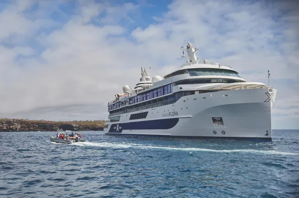 Celebrity Flora mit Zodiac im Galapagos-Archipel Celebrity Flora vor der Küste der Galapagos-Inseln, davor ein besetztes Zodiac-Schlauchboot.