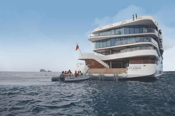 Zodiac an der Heckplattform der Celebrity Flora Gäste steigen an der Heckplattform der Celebrity Flora in ein Zodiac-Schlauchboot um.