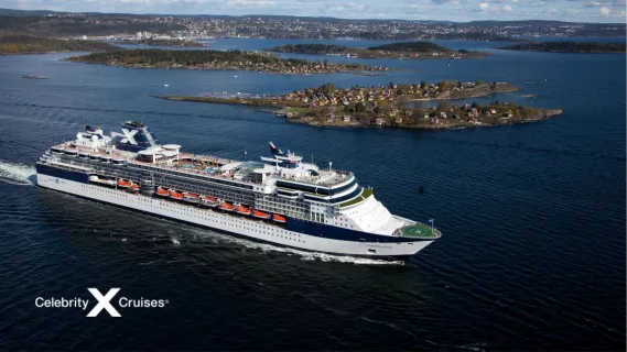Die Celebrity Constellation von Celebrity Cruises auf See vor verschiedenen karibischen Inseln.