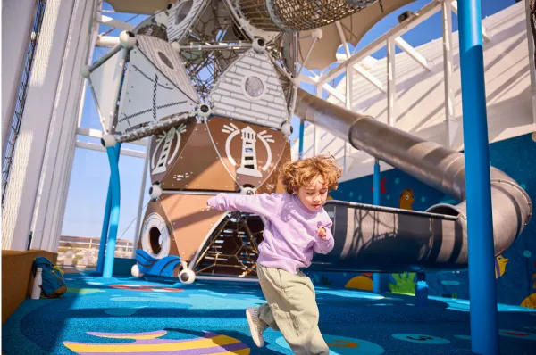 Kind rennt im bunten Fun Park Spielbereich an Deck von AIDAluna.