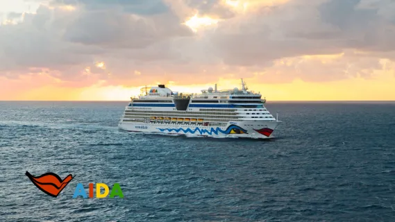 AIDAluna auf See – Traumhafte Kreuzfahrten mit AIDA erleben Das Kreuzfahrtschiff AIDAluna fährt bei Sonnenuntergang auf dem offenen Meer, unten links ist das AIDA-Logo platziert.
