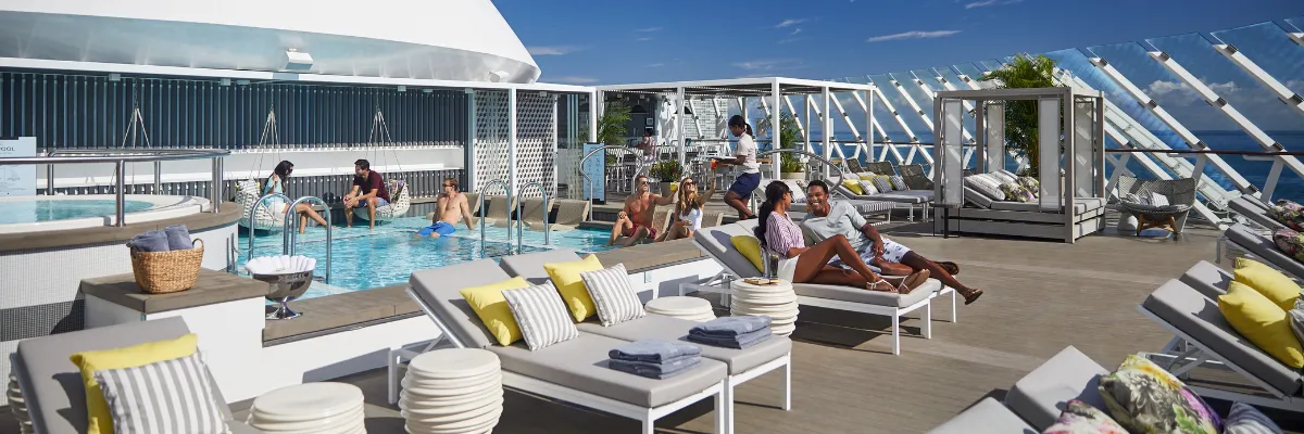 Einige Suiten-Bewohner entspannen auf dem The Retreat Sundeck auf Celebrity Apex.