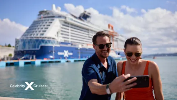 Captains Club Celebrity Cruises Ein Pärchen macht ein Selfie mit einem der Celebrity Schiffe. Sie sind Mitglieder des Captain's Club von Celebrity Cruises.