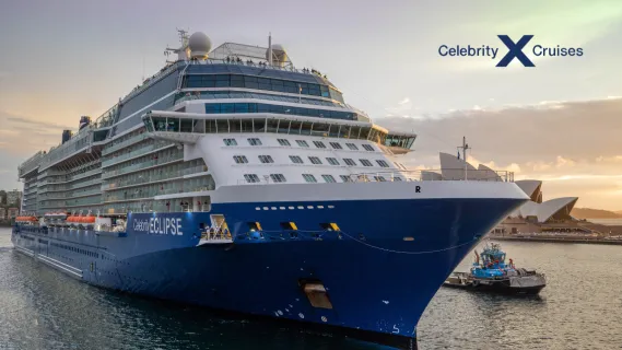 Das Schiff Celebrity Eclipse von Celebrity Cruises fährt in der Dämmerung in den Hafen von Sydney ein.