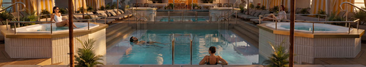 Vier Personen genießen Ihre Kreuzfahrt auf einem oberen Deck eines Celebrity Cruises Schiffs in verschiedenen Pools und Whirlpools.