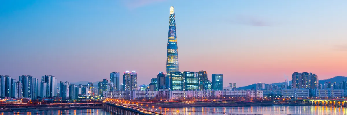 Der Wolkenkratzer Twilight Sky am Han Fluss in Seoul, der Hauptstadt von Südkorea bei Dämmerung.