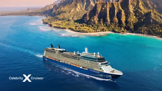 Celebrity Equinox in Seitenansicht vor einer felsigen Insellandschaft. Das Celebrity Cruises Logo befindet sich in der untere linken Ecke.