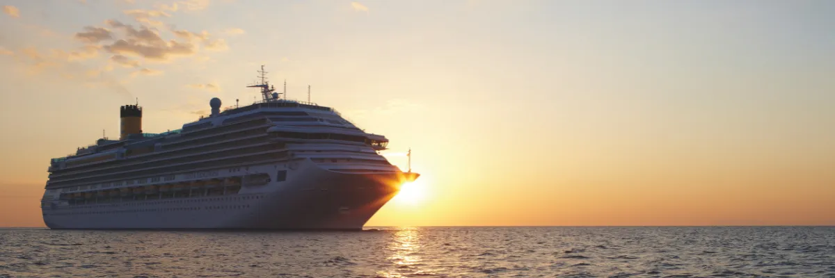 Seitenansicht von Costa Diadema im Sonnenuntergang auf dem Meer.