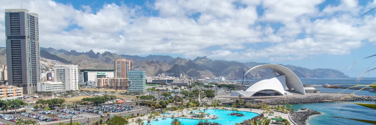 Hafen von Santa Cruz de Tenerife mit dem Anaga-Gebirge im Hintergrund