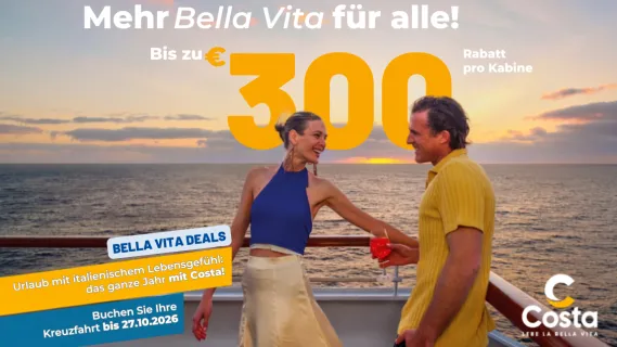 Bis zu 300 € sparen mit den Bella Vita Deals von Costa Banner der Costa Bella Vita Deals: Eine Frau und ein Mann stehen an der Reling eines Costa Schiffes. Oben Aufschrift: Mehr Bella Vita für alle! Bis zu 300 € Rabatt pro Kabine. Links: Schriftzug Bella Vita Deals. Buchbar bis 27.10.26.