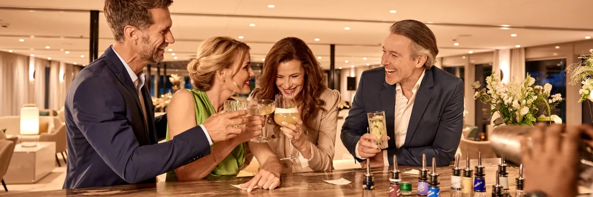 AMADEUS Silvester-Flusskreuzfahrt 2026 Vier Erwachsene Personen feiern Silvester auf einem der luxuriösen Flussschiffe von AMADEUS Flusskreuzfahrten.
