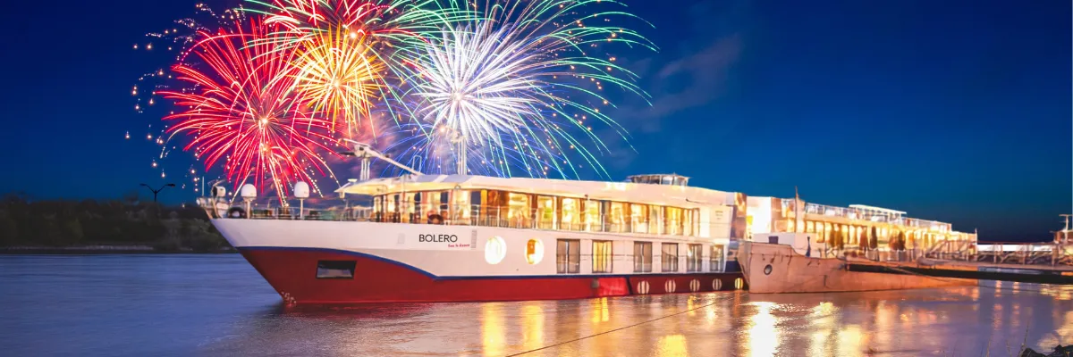 nicko cruises Silverster-Flusskreuzfahrten 2026 Die MS BOLERO hat angelegt, damit die Gäste das spektakuläre Silverster-Feuerwerk auf der anderen Seite des Flusses genießen können.