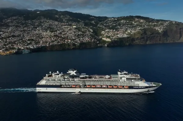 Celebrity Infinity entdecken Das Schiff Celebrity Infinity fährt durch die tiefblauen Gewässer entlang der Küste von Madeira.