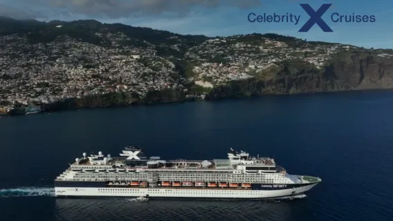 Die Celebrity Infinity gleitet durch das tiefblaue Wasser vor der Küste Madeiras.