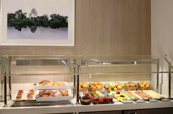 Die Lounge im The Retreat Bereich bietet eine leckere Snackbar und viel Platz, damit Sie sich zurückziehen können.