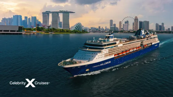 Die Celebrity Millennium verlässt gerade den Hafen einer asiatischen Großstadt und macht sich auf den Weg zur nächsten Destination.