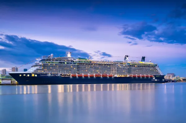 Das Schiff Celebrity Reflection von Celebrity Cruises in Miami.