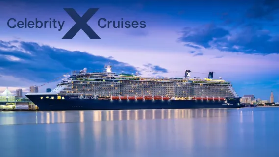 Das Schiff Celebrity Reflection fährt nach Sonnenuntergang an der Küste von Miami entlang.