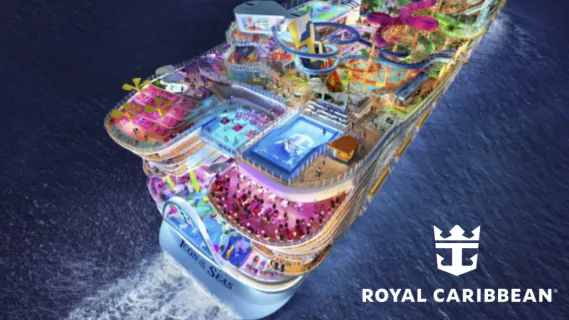 Blick über Icon of the Seas in der Nacht mit dem Royal Caribbean Logo.