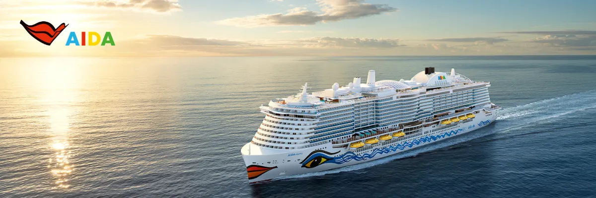 AIDA Frühbucher Kreuzfahrt AIDAcosma in einem Sonnenuntergang auf hoher See. Sie können aktuell Frühbucher-Ermäßigungen bei der Buchung ergattern.