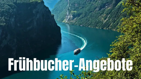 Kreuzfahrt Frühbucher Angebote Ein Kreuzfahrtschiff schippert durch einen norwegischen Fjord. Der Schriftzug "Frühbucher-Angebote" deutet auf attraktive Ermäßigungen und Frühbucher-Vorteile hin.