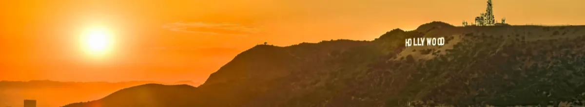 Hollywood Sign bei Sonnenuntergang in Los Angeles – Etappen- und Zielhafen bei USA- und Transatlantik-Kreuzfahrten.