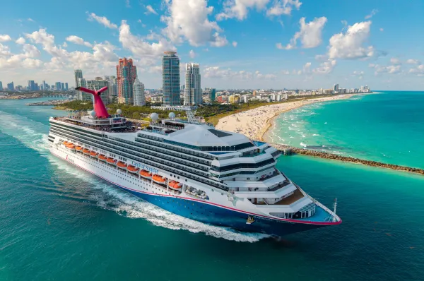 Transatlantik-Kreuzfahrt ab Miami: Imposantes Kreuzfahrtschiff vor der Küste Floridas Kreuzfahrtschiff beim Auslaufen aus dem Hafen von Miami vorbei an South Beach – Start- und Zielhafen bei Karibik- und Transatlantik-Kreuzfahrten.