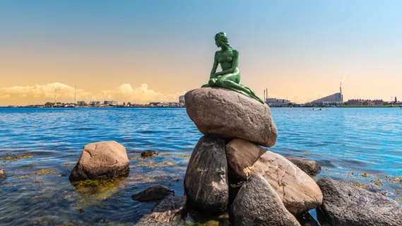 Transatlantik-Kreuzfahrt ab Kopenhagen: Sehenswürdigkeit Die Kleine Meerjungfrau Die Kleine Meerjungfrau in Kopenhagen – Wahrzeichen bei Nordeuropa- und Transatlantik-Kreuzfahrten.