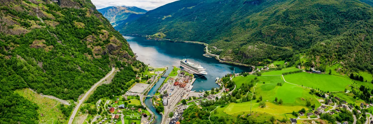 Blick auf den Hafen von Flam, Norwegen
