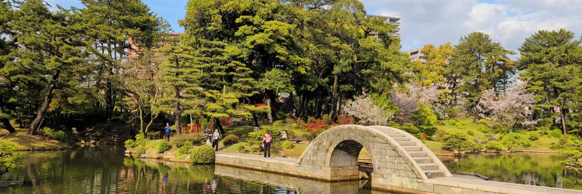 Steinbrücke im Shukkeien Garden in Hiroshima