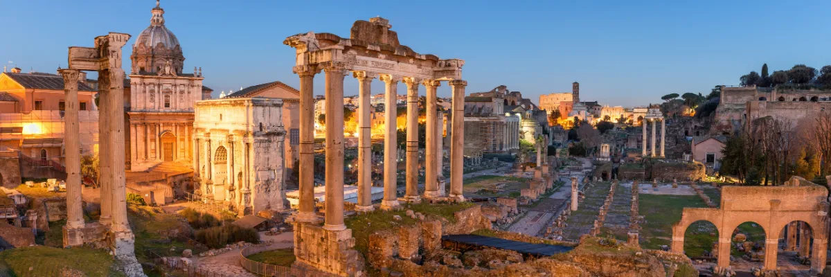 Blick auf das Forum Romanum in Rom am Abend.