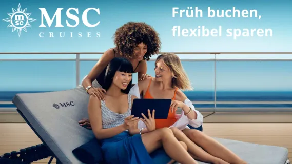 MSC Frühbucher-Angebote 2027/28 Drei junge Frauen blicken auf einer Liege auf einem MSC Schiff auf ein blaues Tablet.