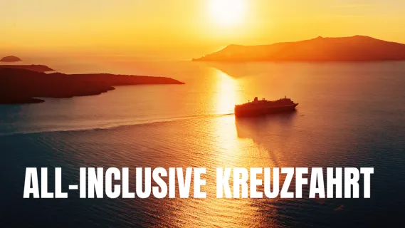 All Inclusive Kreuzfahrt Ein Kreuzfahrtschiff fährt im Sonnenuntergang entlang kleiner Inseln. Auf dem Bild steht "All-Inclusive Kreuzfahrt".