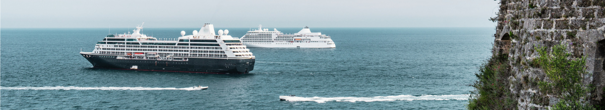 An der Küste von Monaco ankern zwei luxuriöse Kreuzfahrtschiffe, die auf Luxus, Kulinarik und service ausgelegt sind.