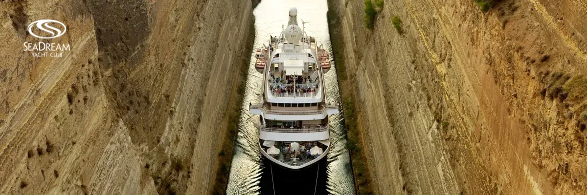 Ein Schiff von SeaDream Yacht Club in einem schmalen Kanal zwischen zwei Felswänden.