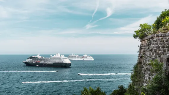 Zwei luxuriöse Kreuzfahrtschiffe an der Küste von Monaco - einem beliebten Hafen bei Luxuskreuzfahrten.