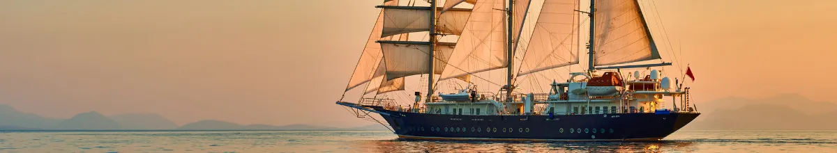 Eine Nahaufnahme eines 3-Master Segelschiffs, auf dem Sie entspannte Kreuzfahrten buchen können.