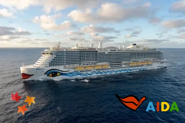 Herbstferien mit AIDA Das Kreuzfahrtschiff AIDAnova der Reederei AIDA Cruises gleitet im tiefblauen Wasser. Unten links gibt es ein Herbstblatt – Symbol vom Herbst und rechts ist das AIDA Logo.