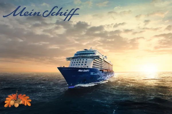 Mein Schiff Herbst-Angebote Ein Schiff der Mein Schiff Flotte im See während Sonnenuntergangs. Oben links das Logo von Mein Schiff.