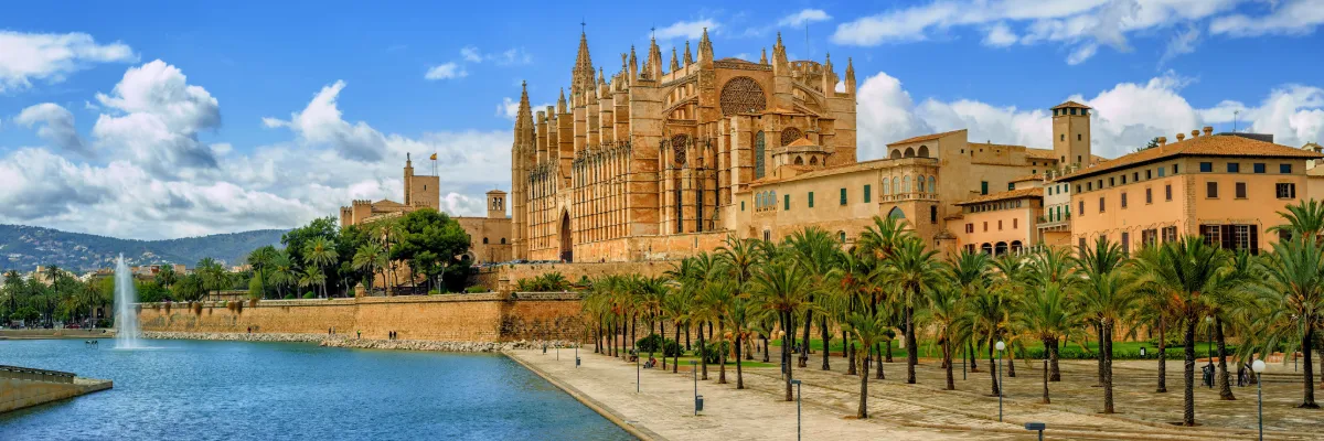 Hochseekreuzfahrten in den Herbstferien Die beeindruckende Kathedrale in Palma – ein wunderschönes Wahrzeichen.