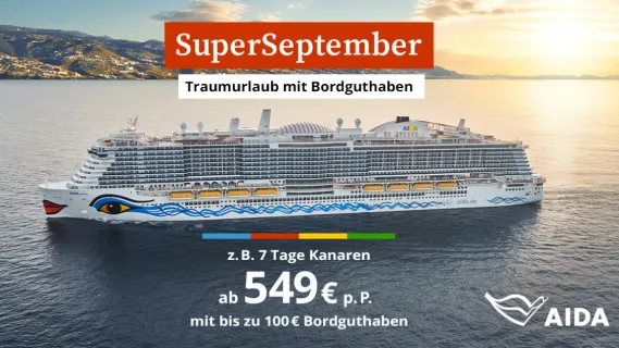 AIDA SuperSeptember 2026: 7 Tage Kanaren ab 549 € p. P. mit bis zu 100 € Bordguthaben AIDAcosma auf dem offenen Meer vor bergiger Kulisse mit dem Aktionsbanner „AIDA SuperSeptember – Traumurlaub mit Bordguthaben ab 549 €.