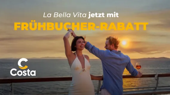 Ein Pärchen tanzt an Deck eines Costa Schiffes mit einem Glas Aperol im Sonnenuntergang. Schriftzug: La Belle Vita jetzt mit Frühbucher-Rabatt"