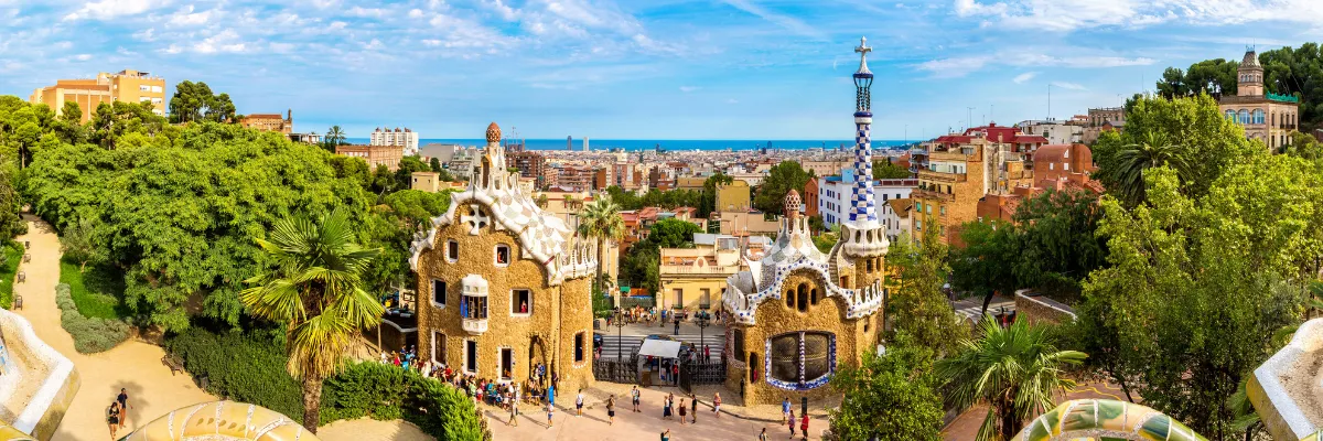 Erkunden Sie mit Cunard die zauberhaften Städte des Mittelmeers Blick vom Park Güell in Barcelona über die Stadt an einem sonnigen Tag.